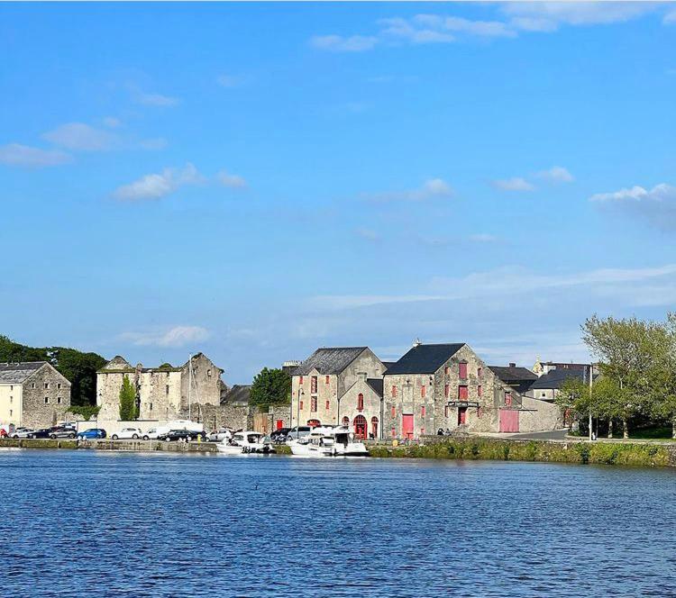 Riverfront Apartments At The Blue Goat Ramelton Exterior photo